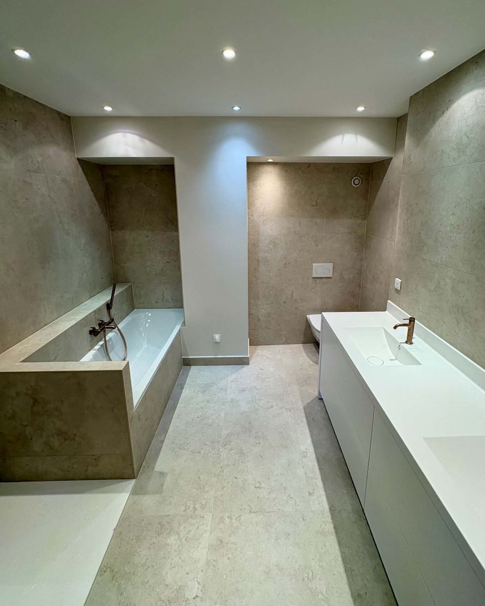 La même salle de bain terminée : baignoire encastrée, niche WC suspendu et meuble double vasque