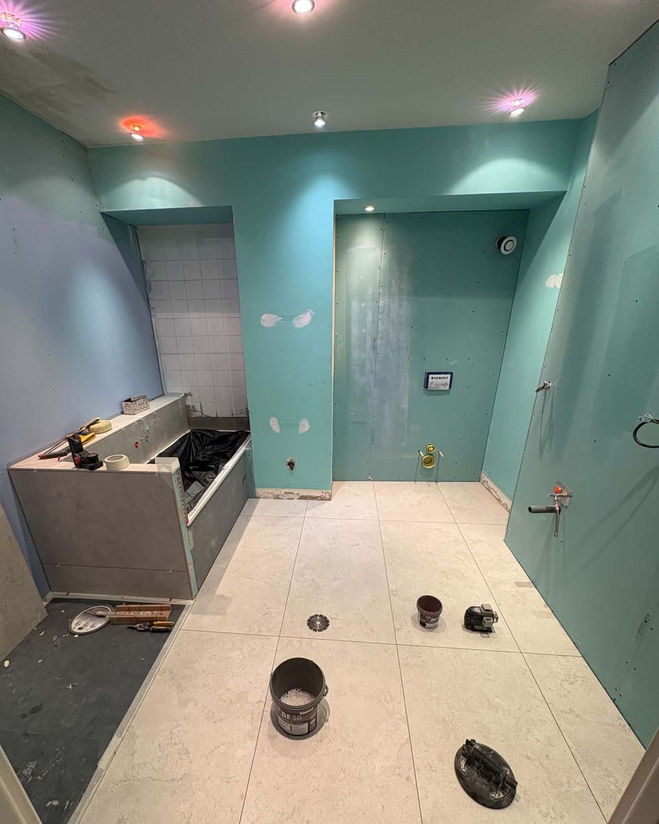 Salle de bain en cours de chantier : plaques hydrofuges et bâti WC posés