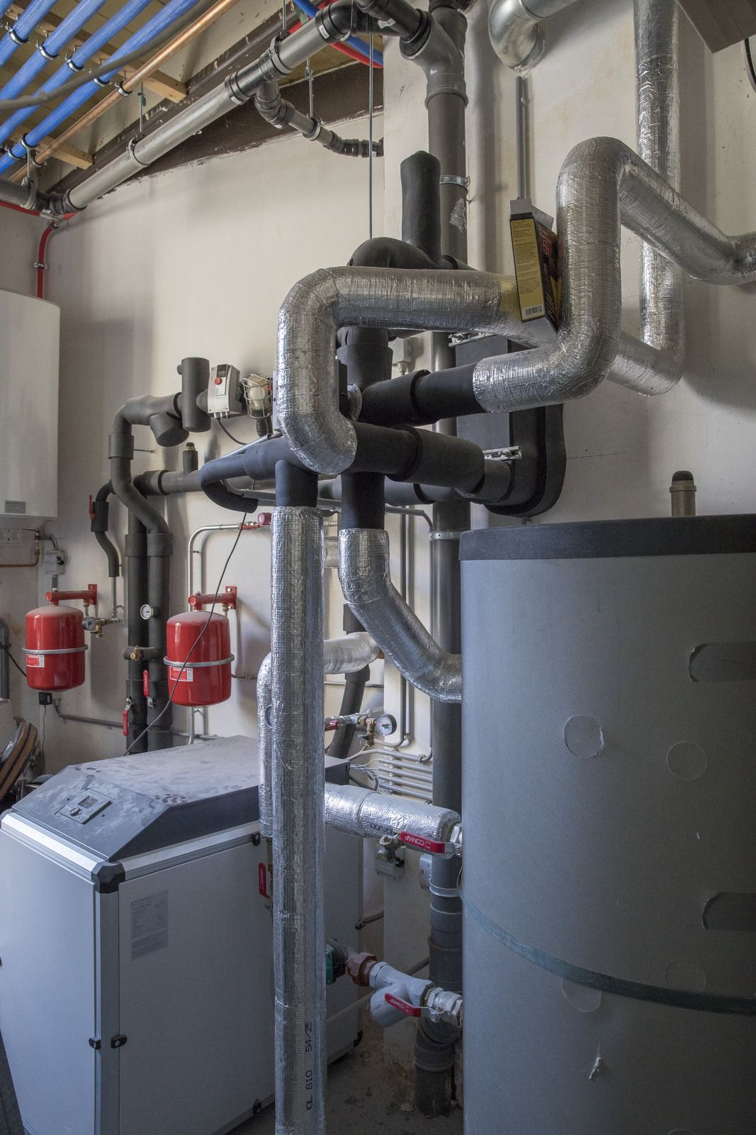 Local technique de chauffage : ballon tampon, vases d’expansion et réseau hydraulique isolé