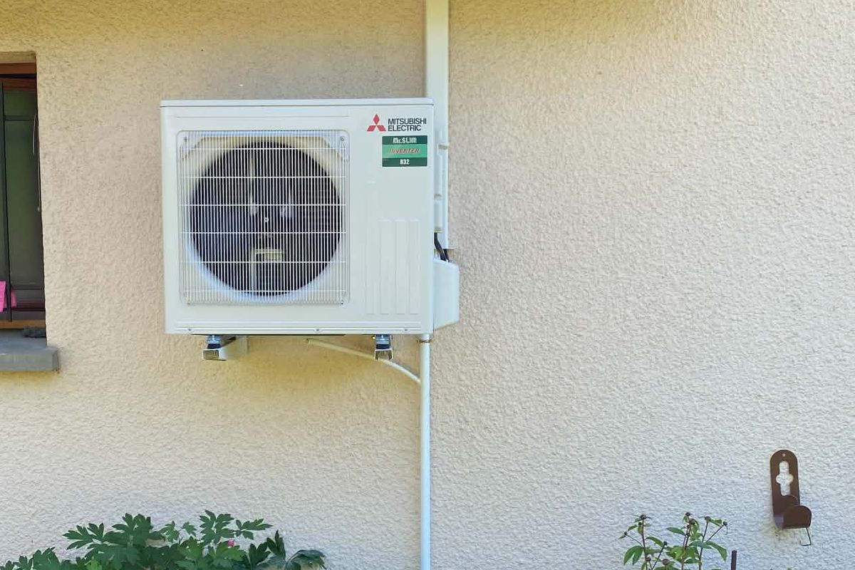 Groupe extérieur Mitsubishi Electric fixé en façade sur consoles