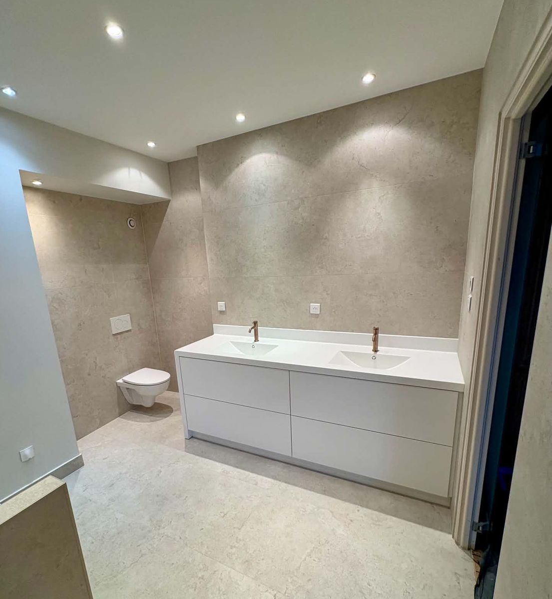 Salle de bain clé en main : meuble double vasque, WC suspendu et carrelage grand format