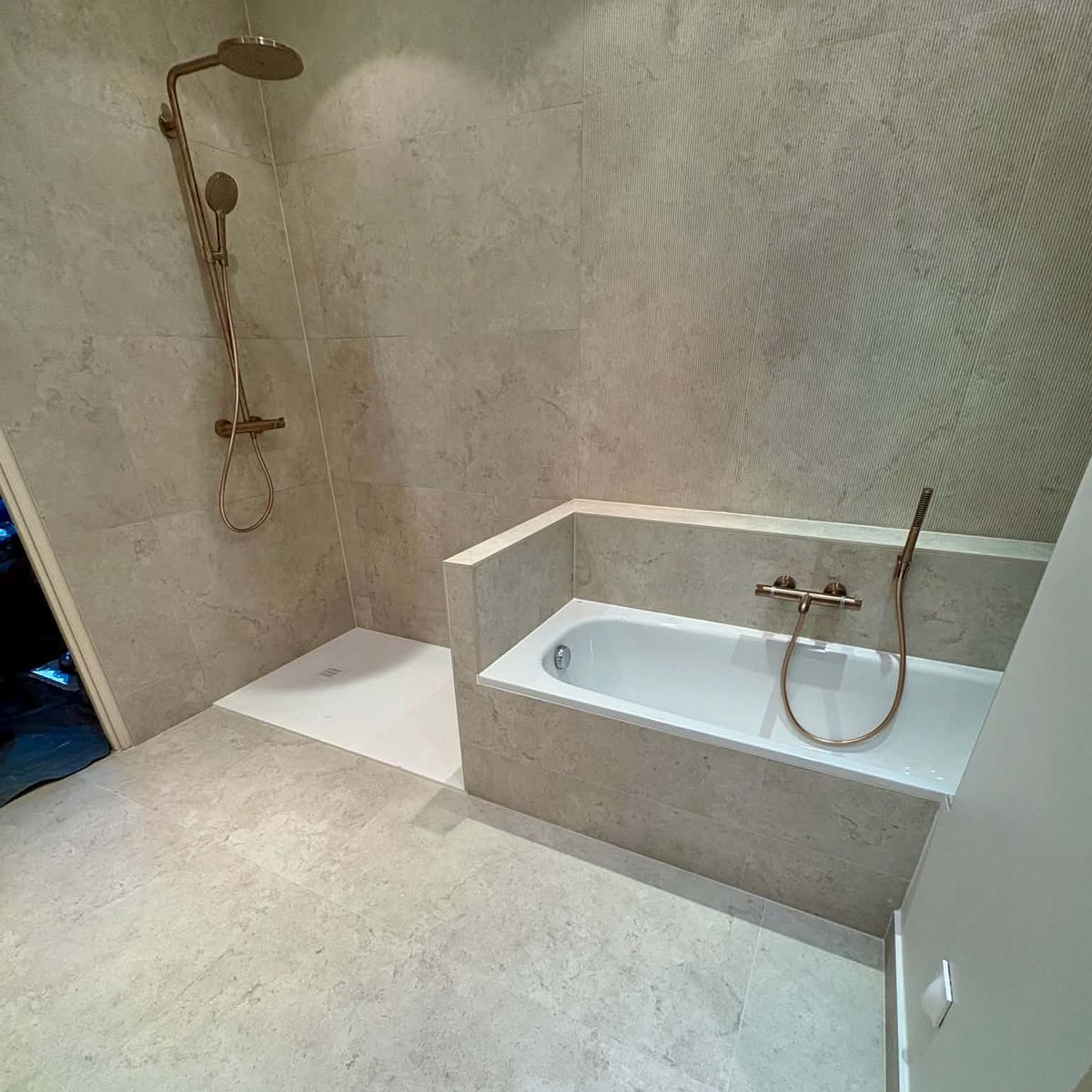 Salle de bain clé en main : douche de plain-pied à colonne cuivrée et baignoire encastrée