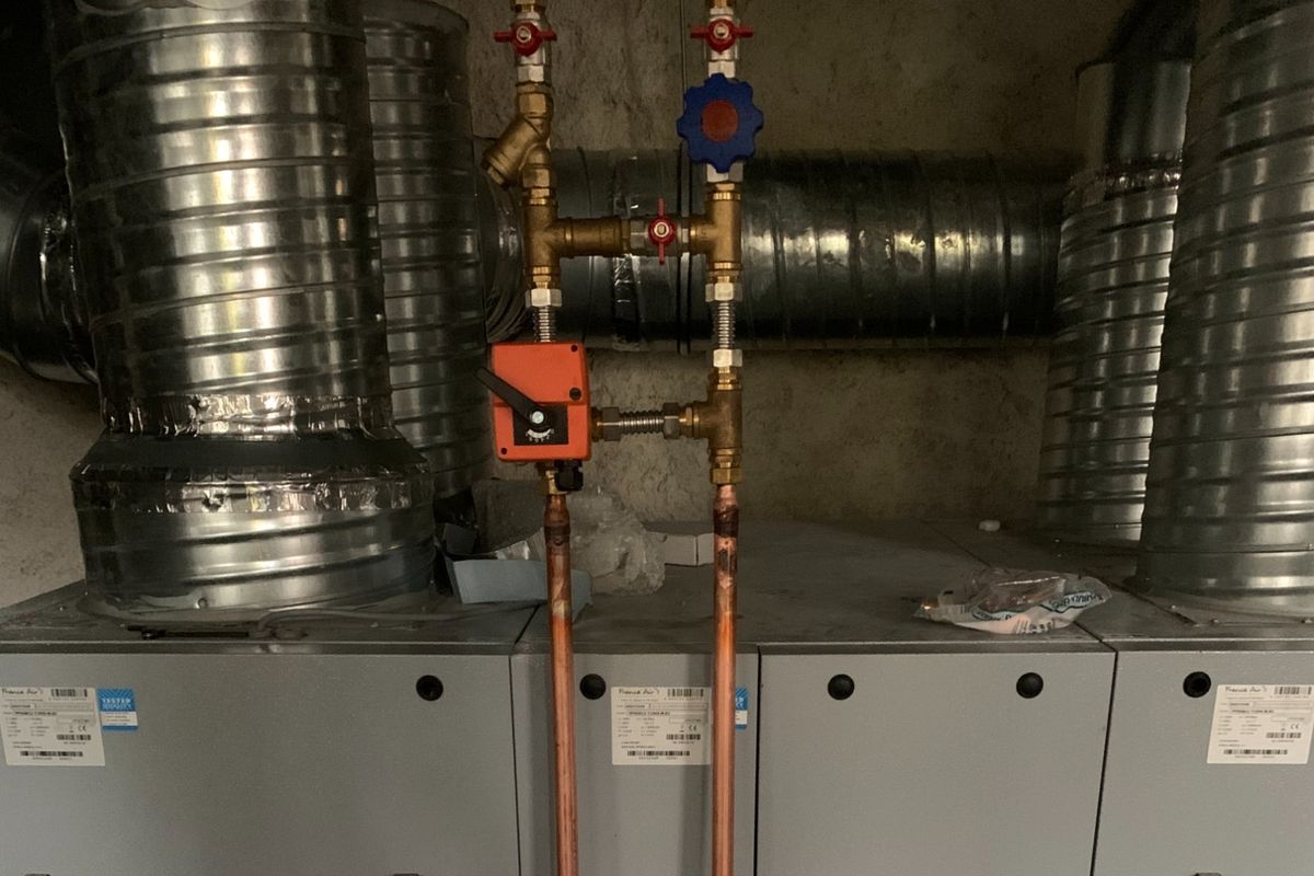 Centrale de traitement d’air double flux raccordée à ses gaines, avec sa batterie à eau et sa vanne motorisée
